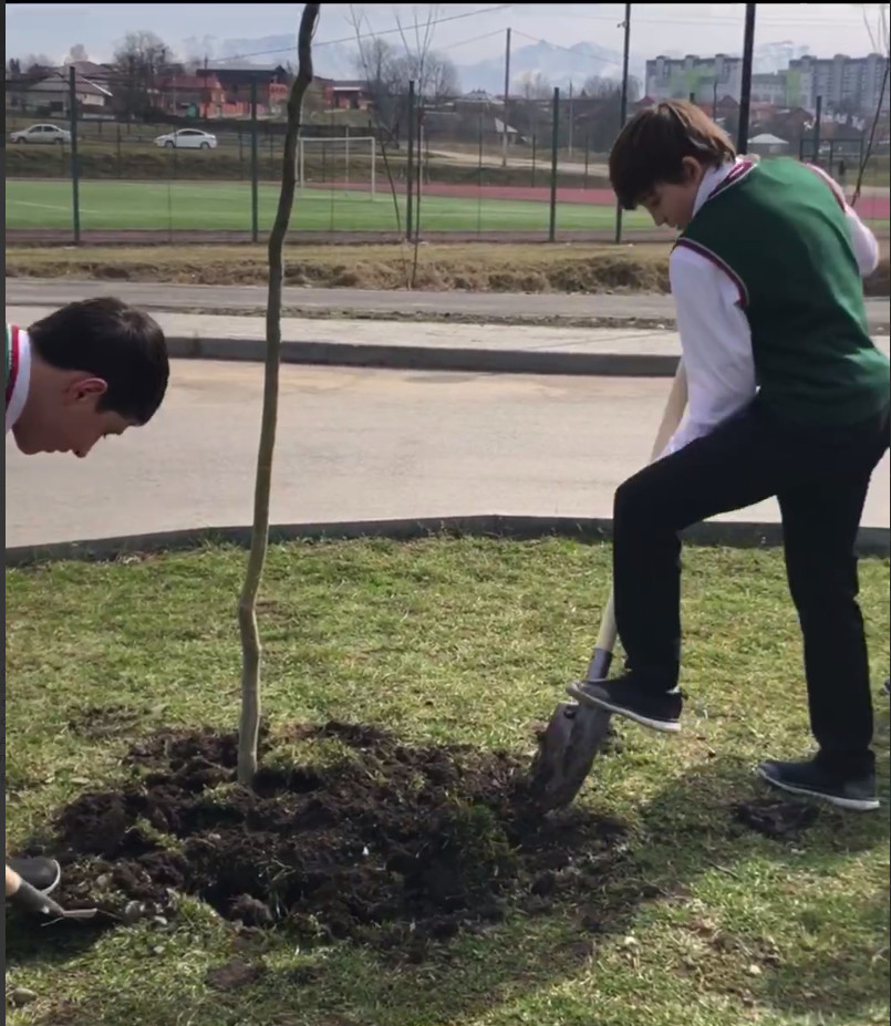 Сегодня по всей республике стартовали субботники по инициативе Главы нашей республики Махмуда-Али Макшариповича, и конечно же учителя и ученики ГБОУ «СОШ № 19 г.Назрань»  не остались в стороне и тоже вышли на субботник! .