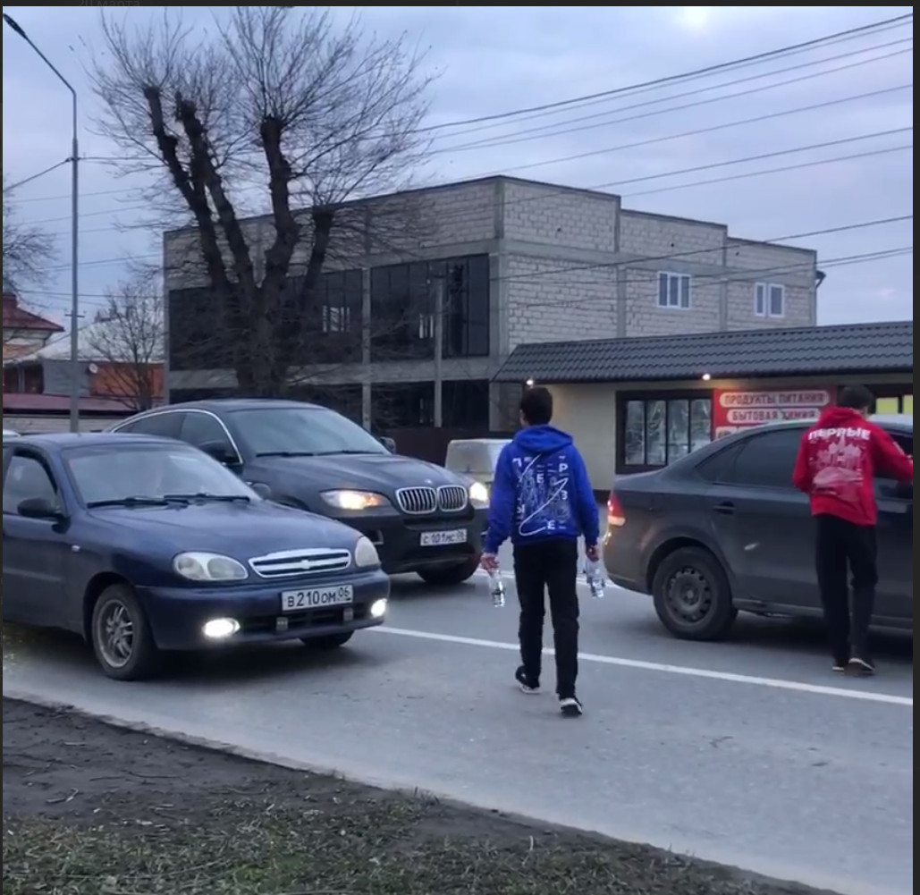 В рамках Всероссийского проекта  «Благо твори» и акции регионального отделения  Движения первых РИ «Рамадан-месяц добрых дел» активисты движения вышли на дорогу,чтобы раздать воду и финики проезжающим водителям,которые могли не успеть домой на Ифтар. Глав.